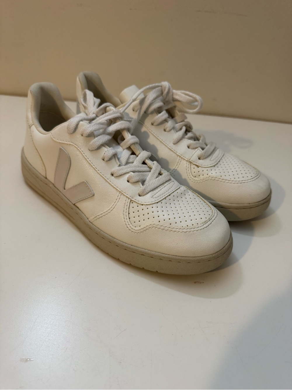 Veja V-10 Eu 40, Size 9 Women’s Leather Sneaker